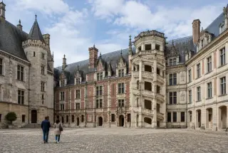 Vue de la cour intérieure du château royal de Blois, où se côtoient les quatre ailes médiévale, Louis XII, François Ier et Gaston d’Orléans.